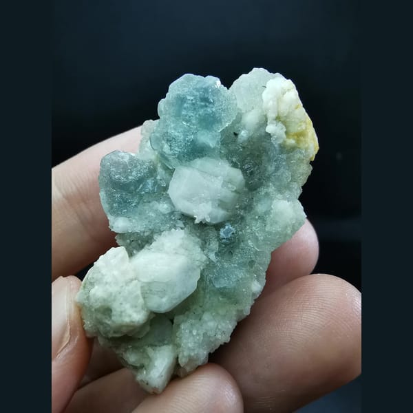 Blue fluorite with white candle quartz — complete view