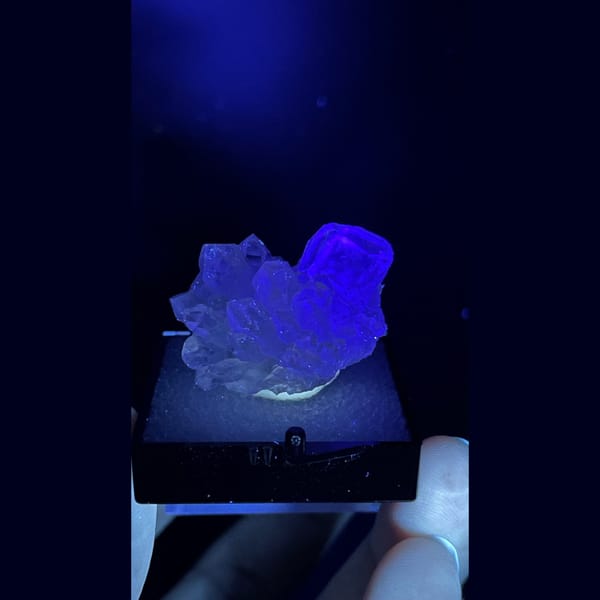 Fluorite with quartz from Fujian — complete view