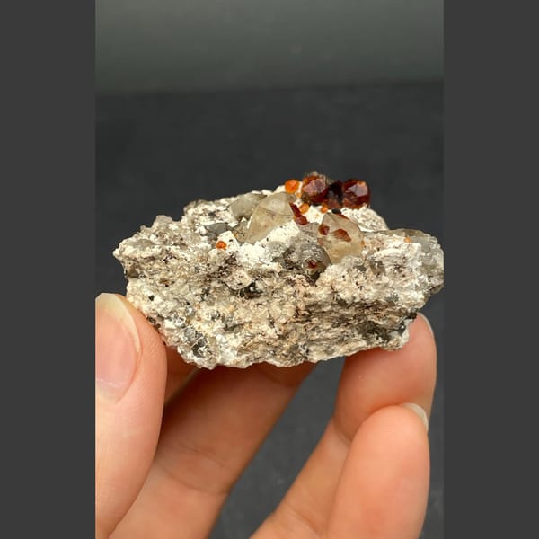 Garnet with quartz from Fujian — detail view