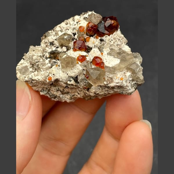 Garnet with quartz from Fujian — detail view