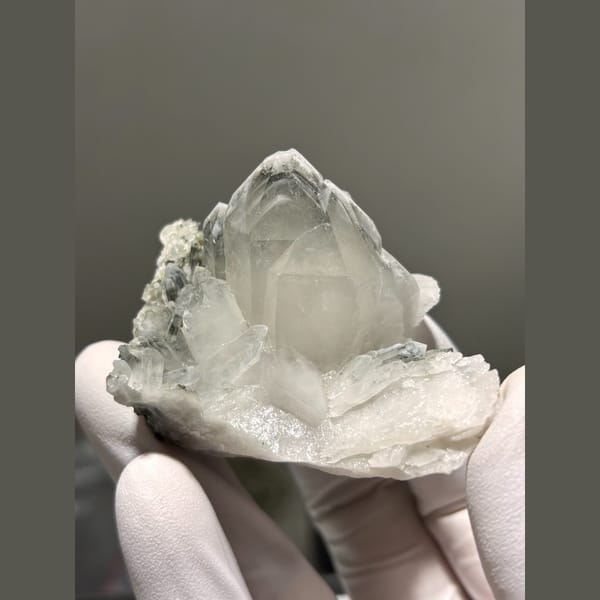 Quartz crystals with fluorite and pyrite from Yaogangxian — complete view