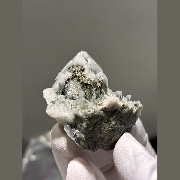 Quartz crystals with fluorite and pyrite from Yaogangxian — alternate view