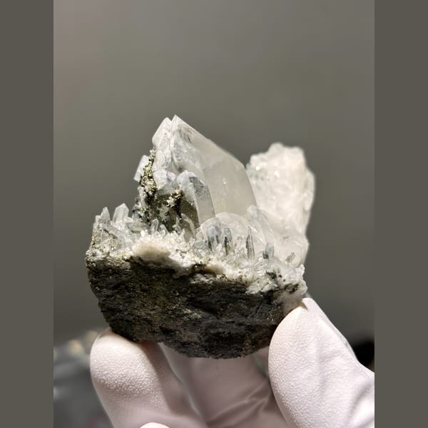 Quartz crystals with fluorite and pyrite from Yaogangxian — alternate view