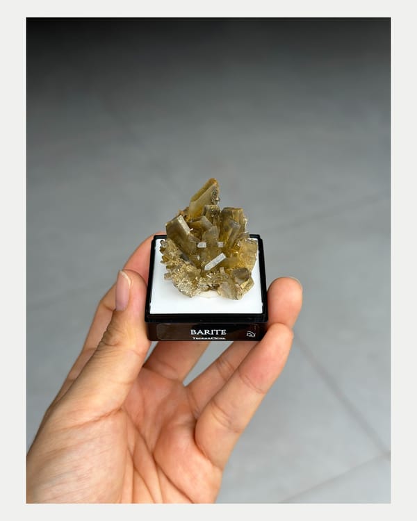 Complete front view of tea-brown Yunnan barite crystal cluster
