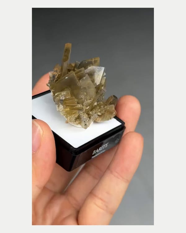Complete right oblique view of blocky Yunnan barite