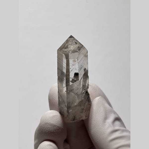 Clear quartz point with calcite inclusion from Jinkouhe — complete view