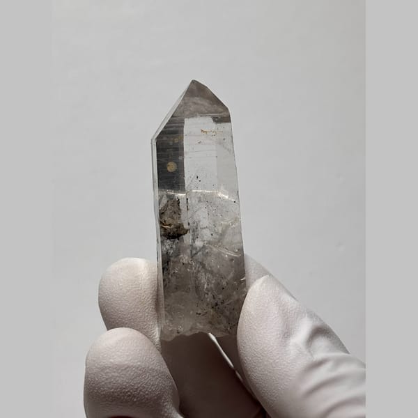Clear quartz point with calcite inclusion from Jinkouhe — alternate view