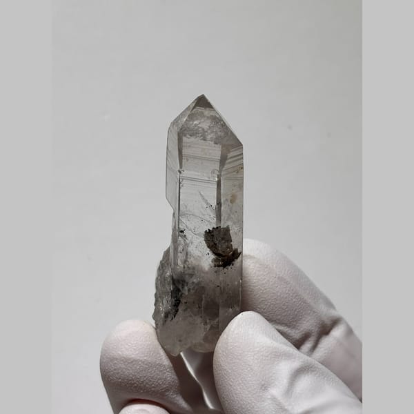 Clear quartz point with calcite inclusion from Jinkouhe — alternate view