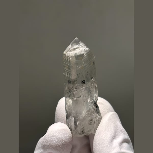 Clear quartz point with calcite inclusion from Jinkouhe — detail view