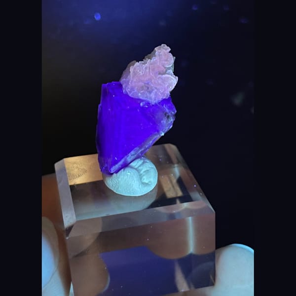 Purple fluorite from Hunan — complete view