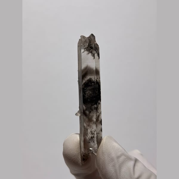 Slender quartz with dark phantom from Jinkouhe — complete view