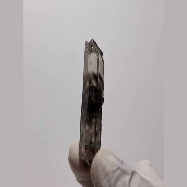 Slender quartz with dark phantom from Jinkouhe — alternate view