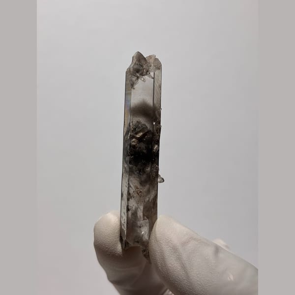 Slender quartz with dark phantom from Jinkouhe — alternate view