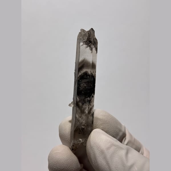 Slender quartz with dark phantom from Jinkouhe — detail view