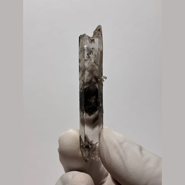 Slender quartz with dark phantom from Jinkouhe — detail view