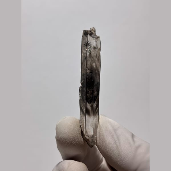 Slender quartz with dark phantom from Jinkouhe — detail view