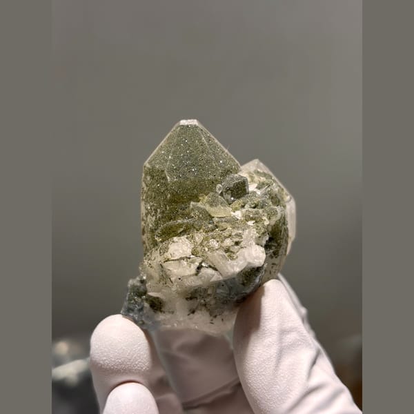 Quartz with fluorite and chlorite from Yaogangxian — alternate view