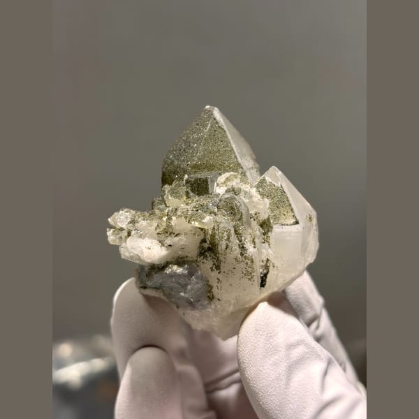 Quartz with fluorite and chlorite from Yaogangxian — alternate view