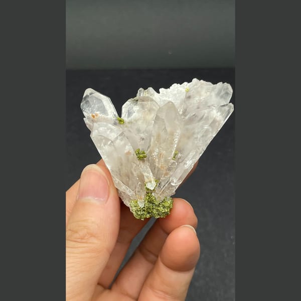 Clear quartz crystal fan with green epidote from Meigu — detail view