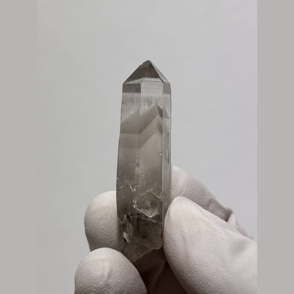 Clear quartz with dark phantom from Jinkouhe — complete view