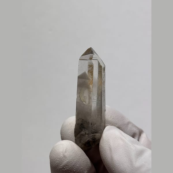 Clear quartz with dark phantom from Jinkouhe — alternate view