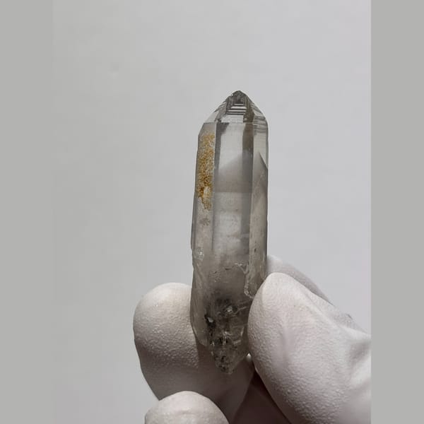 Clear quartz with dark phantom from Jinkouhe — detail view