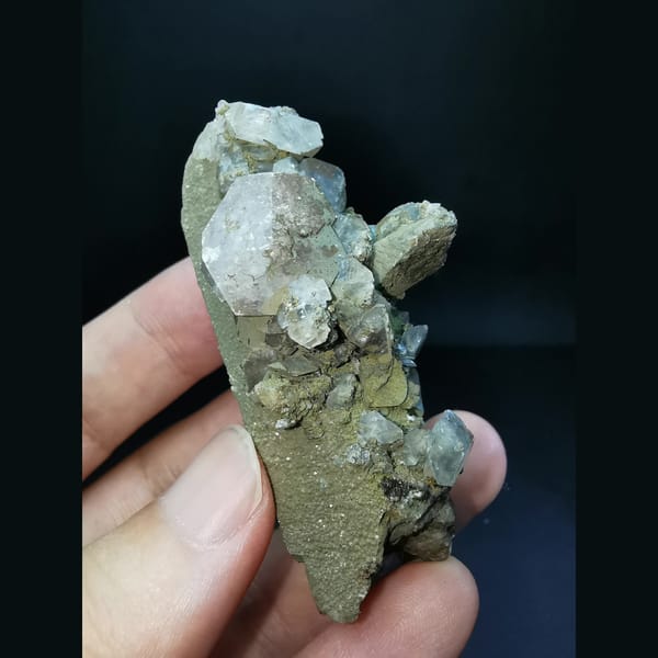 Floater green-skin quartz with Mercedes-star calcite — detail view