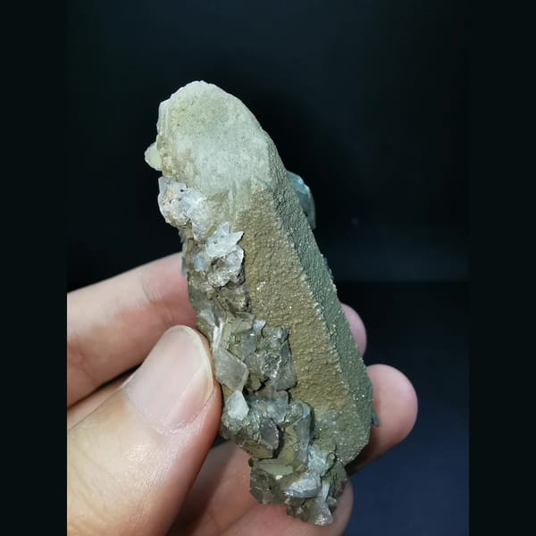 Floater green-skin quartz with Mercedes-star calcite — detail view