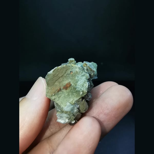 Floater green-skin quartz with Mercedes-star calcite — detail view