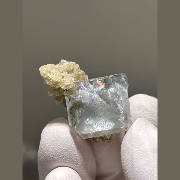 Clear fluorite cube with mica from Yaogangxian — complete view
