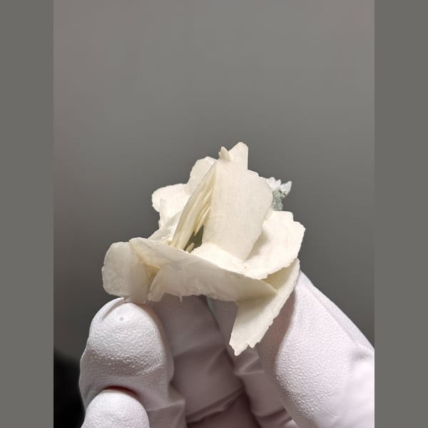 Intersecting white bladed calcite from Hunan — alternate view