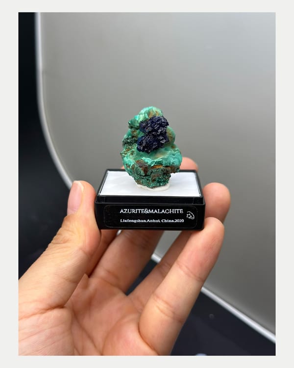 Complete oblique view showing blue azurite and green malachite