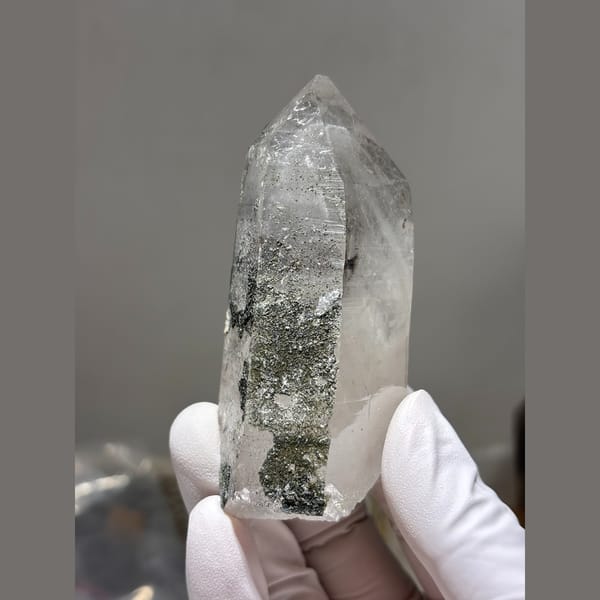 Clear quartz packed with green chlorite from Yaogangxian — alternate view