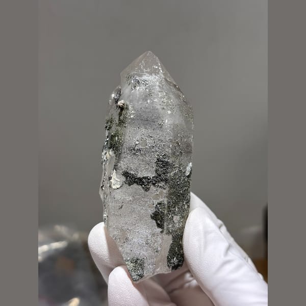 Clear quartz packed with green chlorite from Yaogangxian — alternate view