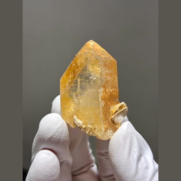 Honey quartz with mica from Xuebaoding — complete view