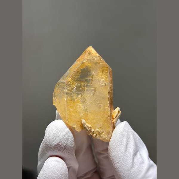 Honey quartz with mica from Xuebaoding — alternate view