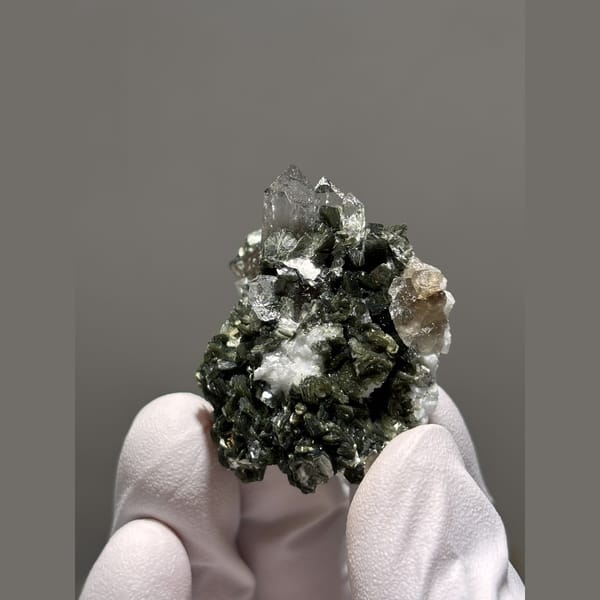 Quartz with dark green mica from Fujian — complete view