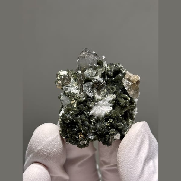 Quartz with dark green mica from Fujian — alternate view