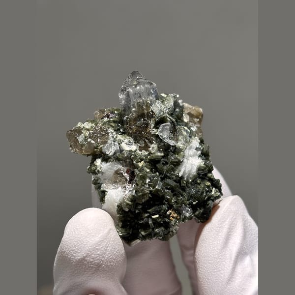 Quartz with dark green mica from Fujian — alternate view