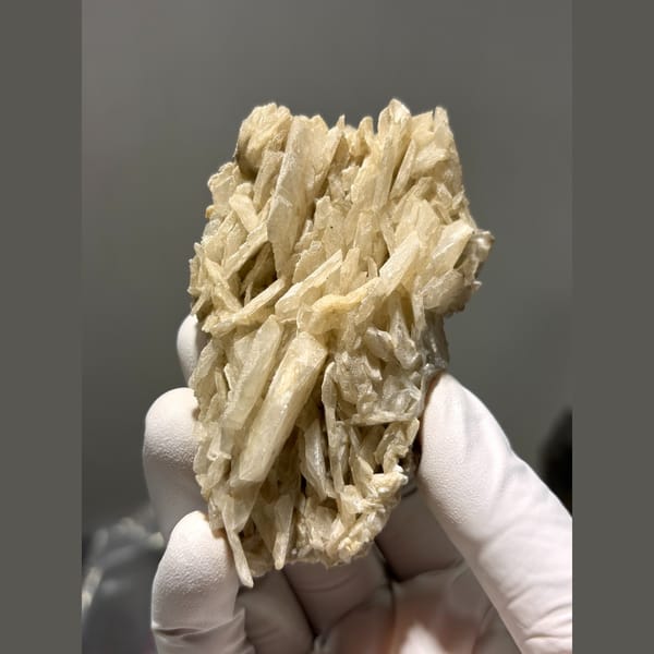 Bladed tan calcite with quartz and mica from Xuebaoding — alternate view
