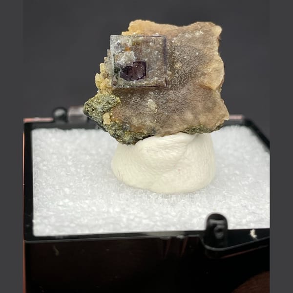 Fluorite from Yaogangxian — complete view