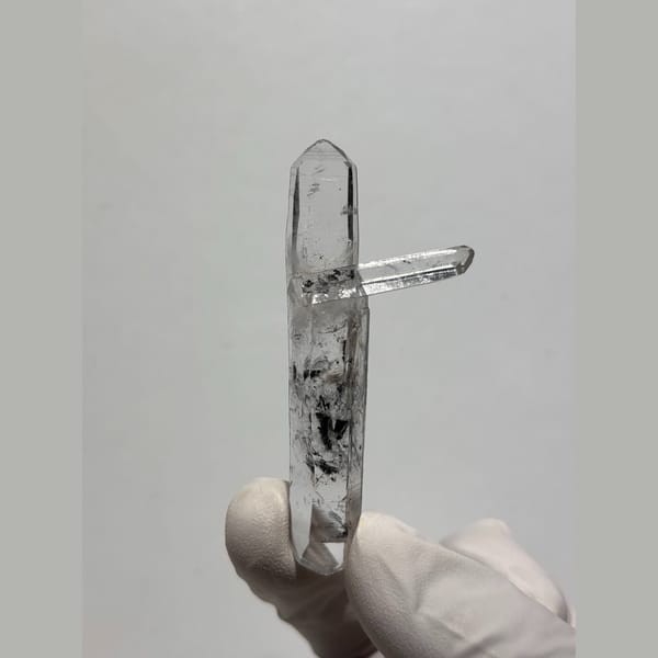Multi-growth double terminated quartz from Jinkouhe — complete view