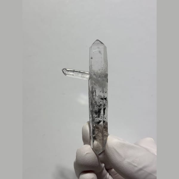 Multi-growth double terminated quartz from Jinkouhe — alternate view