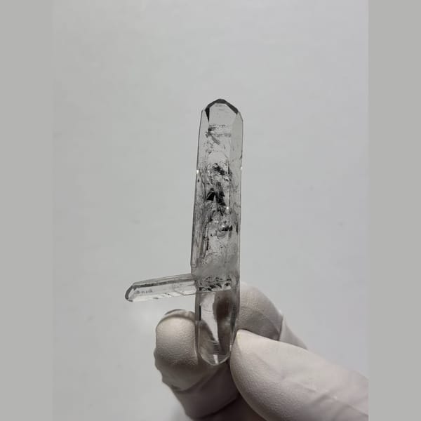 Multi-growth double terminated quartz from Jinkouhe — alternate view