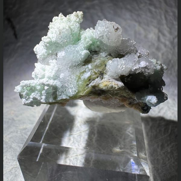 Blue-Green Creedite with Lavender Flowers 4.0 cm — detail view