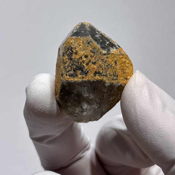 Old-skin spirit quartz — complete view