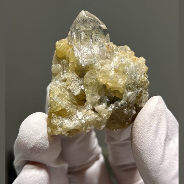 Scheelite on quartz from Xuebaoding — complete view