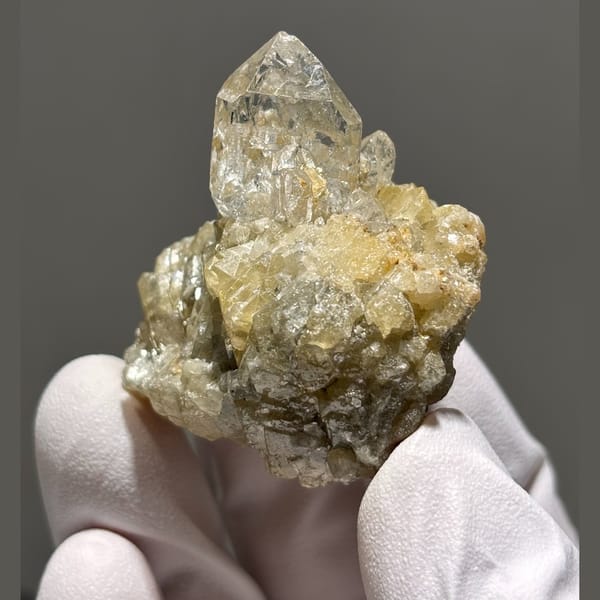 Scheelite on quartz from Xuebaoding — alternate view