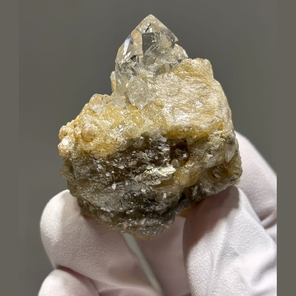 Scheelite on quartz from Xuebaoding — alternate view
