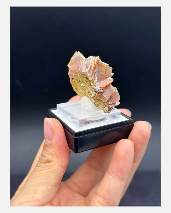 Complete side view showing the thick layered wulfenite plates